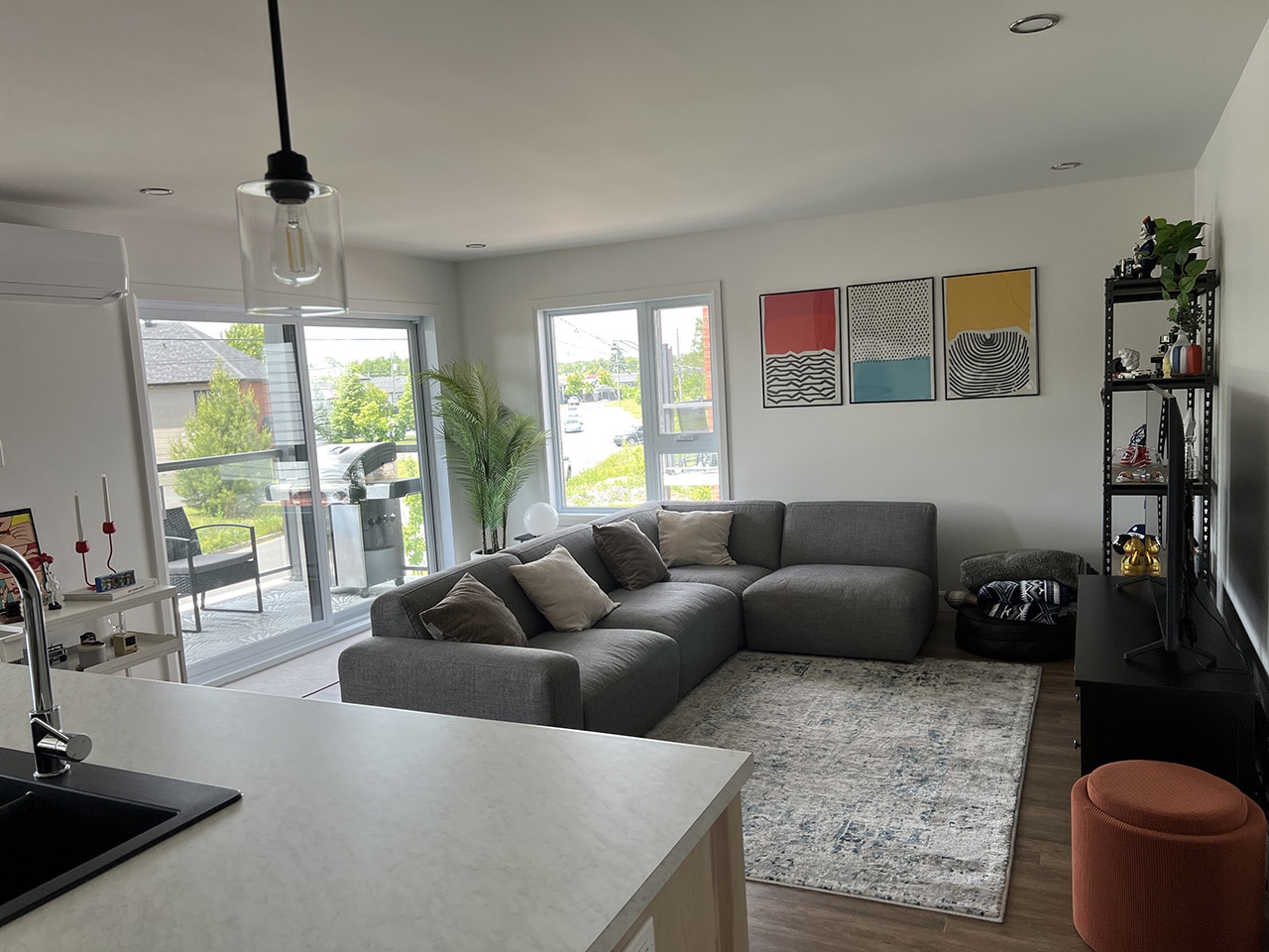salon lumineux grande fenestration drummondville
